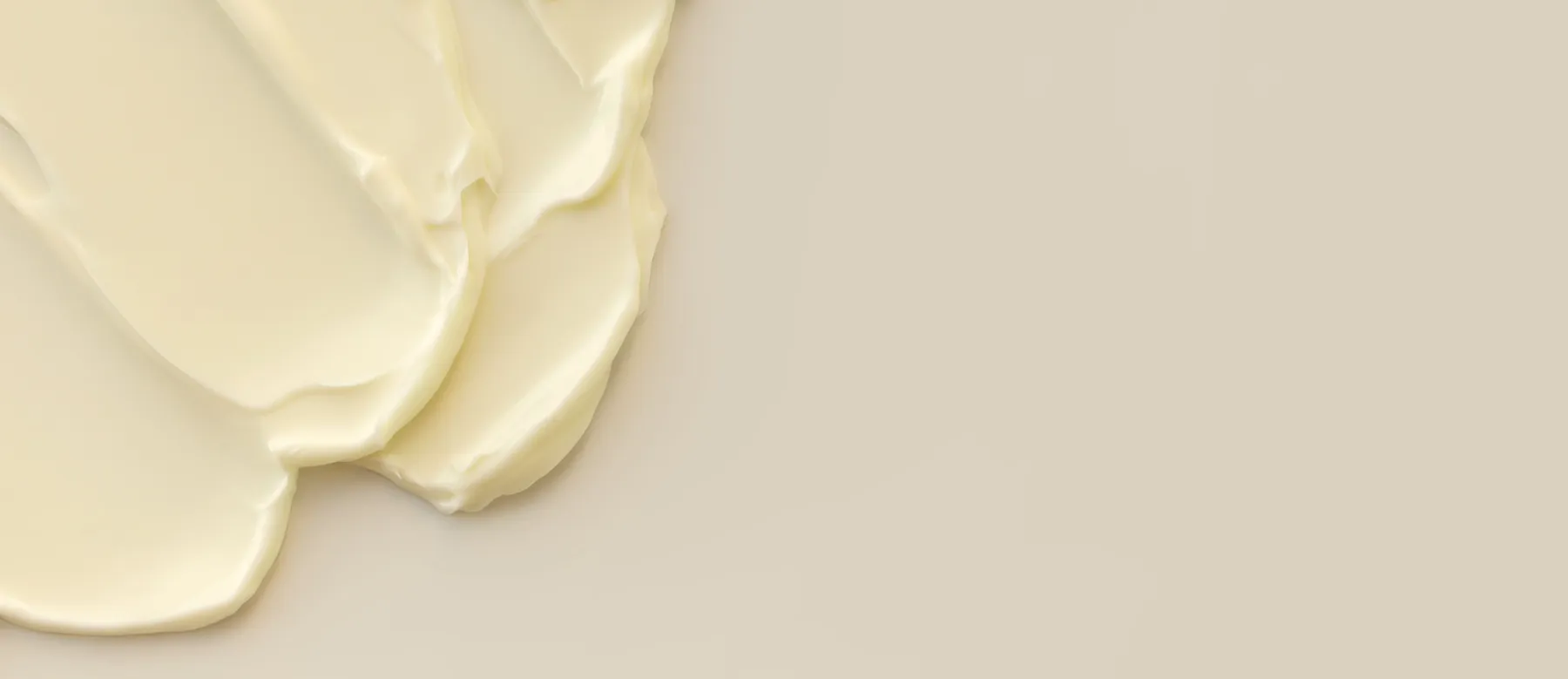 Gros plan sur la texture fondante et soyeuse de la Crème Eva